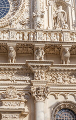 Fototapeta premium Lecceser Barock in Vollendung – die Basilica Santa Croce. Lecce, eine malerische Stadt in Apulien im Süden Italiens, beherbergt nicht nur atemberaubende historische Gebäude und charmante Straßencafés.