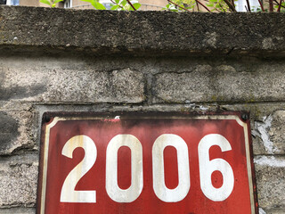 Red sign that says 2006