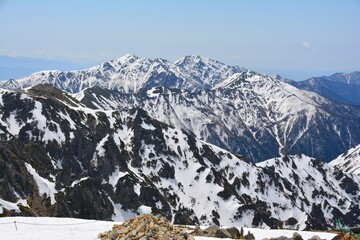 雪の木曽駒ヶ岳から見た中央アルプスの山々