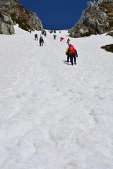 雪の千畳敷カール・八丁坂を登登山者