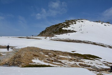 雪の木曽駒ヶ岳の登山道を歩く登山者