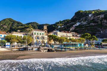 Blick auf Minori an der Amalfiküste in Italien