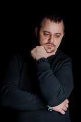 Obraz premium Reflective Man in Contemplation Against a Dark Background