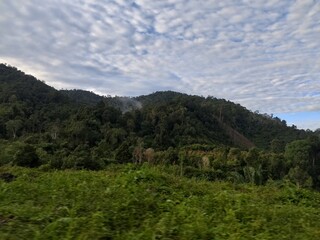 Naklejka premium landscape mountain views and blue skies covered with clouds