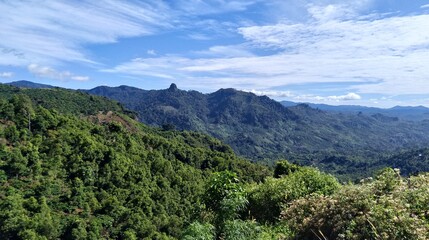 Fototapeta premium landscape mountain views and blue skies covered with clouds