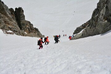 千畳敷カールを下山する登山者たち