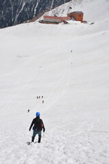千畳敷カールを下山する登山者たち