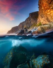 Acantilado marino, vista desde debajo del mar