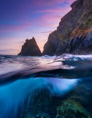 Acantilado marino, vista desde debajo del mar