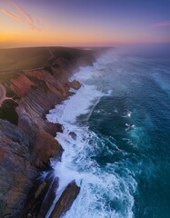 Mar rompiendo en un gran acantilado de roca