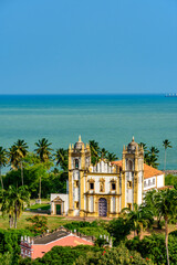 Obraz premium Historic baroque church in front of the sea in the city of Olinda in Pernambuco