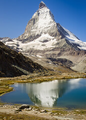 Obraz premium Stunning Reflection of the Matterhorn in a Pristine Alpine Lake