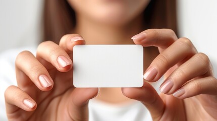 Obraz premium woman holding a blank card