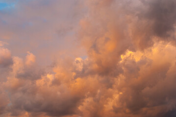 Obraz premium Colorful colors of sunset: a stunning mixture of warm and cold tones of the sunset and the evening sky