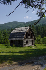 Obraz premium Old house in the mountain