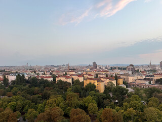 Obraz premium Panoramic Cityscape View of Vienna at Dusk