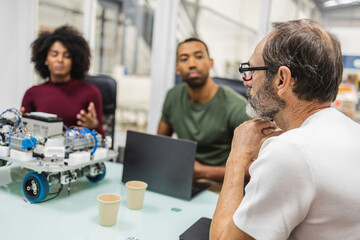 Obraz premium Engineers developing innovative robotics solutions in modern factory setting