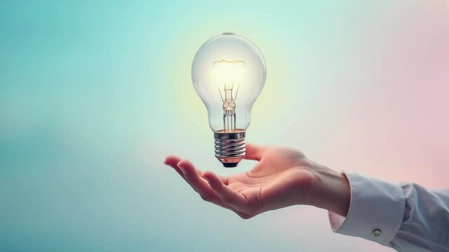 V&iacute;deo de conceito de &iacute;d&eacute;ia criatividade neg&oacute;cios segurando lampada acendendo