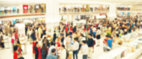 Obraz premium Blurred background of a winding lines of shoppers create a fascinating pattern from above, black friday, shopping, aerial view