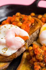 tosty z cieciorką w pomidorach i jajkiem w koszulce, zbliżenie na jajko © Mateusz