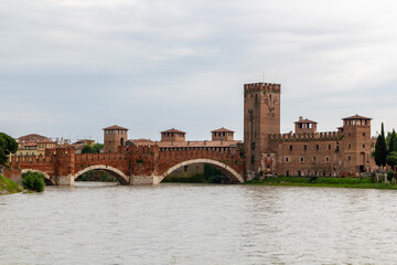 Fototapeta premium view to the Ponte Scaligero bridge at a cloudy day in Verona, Italy 