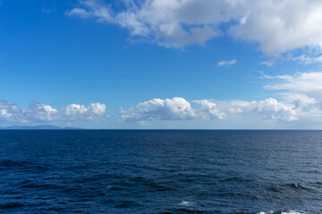 Obraz premium View of the Pacific Ocean and blue sky with clouds and horizon
