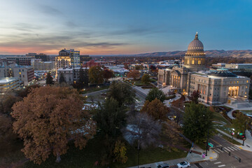 A cityscape with a large building in the background and a large dome on top