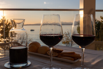 Rotwein und Brot im Sonnenuntergang