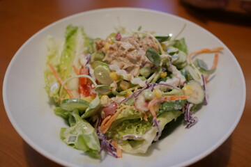 Tasty salad creation restaurant kitchen food photography cozy ambiance close-up perspective nutritional delight