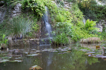 Chute d'eau parc de N&icirc;mes