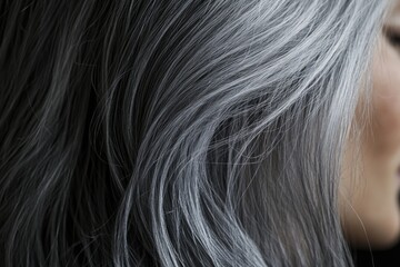 Naklejka premium Embracing Natural Beauty: A Woman Proudly Displaying Her Gray Hair Roots