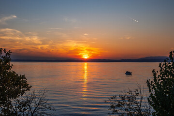 Obraz premium Sonnenuntergang am Gardasee in Lazise, Provinz Verona, Region Venetien, Italien