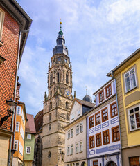 Glockenturm der Moritzkirche mit farbenfrohen historischen Altstadthäusern in Coburg, Bayern, Deutschland
