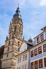 Obraz premium Glockenturm der Moritzkirche mit farbenfrohen historischen Altstadthäusern in Coburg, Bayern, Deutschland