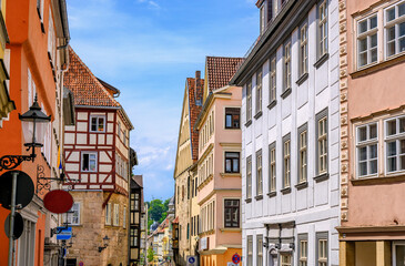 Fototapeta premium Historische Altstadthäuser in der Steingasse mit Blick zum Marktplatz in Coburg, Deutschland