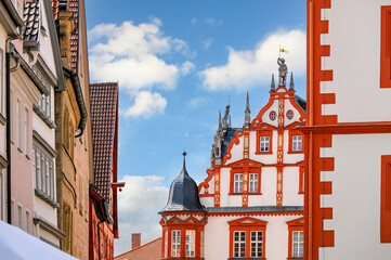 Fassade des Stadthauses mit Erker und Dachfiguren, Spitalgasse, Coburg, Deutschland