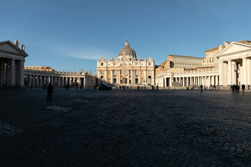 Obraz premium Vatican, Rome, Italy: Early morning at St. Peter's Square with the basilica in the background