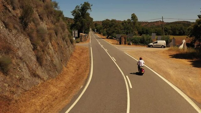 Uma scooter cl&aacute;ssica percorrendo a ic&ocirc;nica estrada N2, a mais longa de Portugal, oferecendo uma viagem nost&aacute;lgica pelas paisagens deslumbrantes do interior do pa&iacute;s. O v&iacute;deo captura a liberdade e o charm