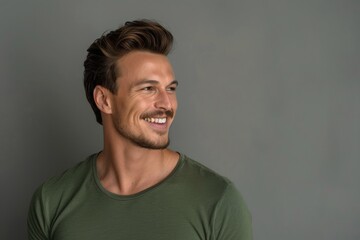 Obraz premium Closeup profile of attractive man with neat hair and smile