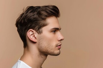 Obraz premium Serious young man profile photo with empty space background