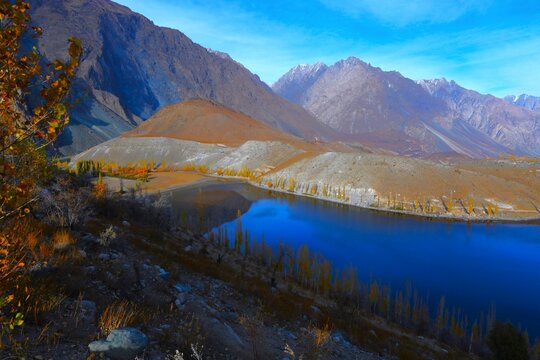 Autumn view of dazzling blue Phander Lake at the meanders of Gilgit River near Phander village (Ghizer District, Gilgit-Baltistan, Pakistan)