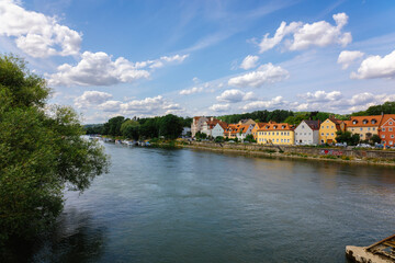 Obraz premium Panoramic view on beautiful Stone Bridge, Cathedral and Old Town. River Danube with colorful reflection, Regensburg, Bavaria, Germany