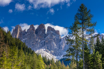 Obraz premium Puez Odle in the Dolomites scenic landscape with rugged peaks, alpine meadows, and dramatic rock formations.Stunning mountain views