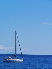 Fototapeta premium Küste von Playa de Santiago auf La Gomera mit Segelschiffen