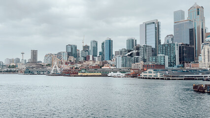 Obraz premium Gray and rainy downtown Seattle, WA