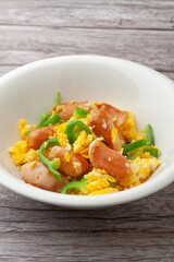 ウインナーと卵とピーマンの炒め物