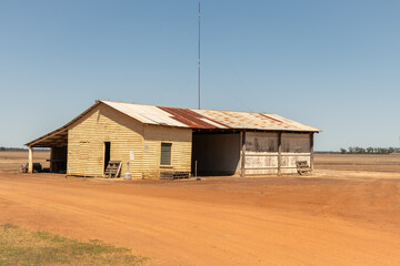 Obraz premium Old farm shed with a corrugated tin roof Outback, Australia.
