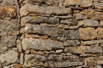 Paredes em granito com portas e janelas