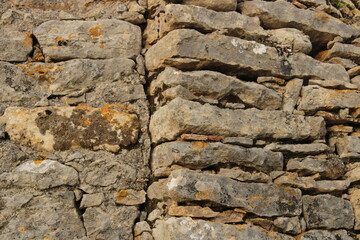 Paredes em granito com portas e janelas