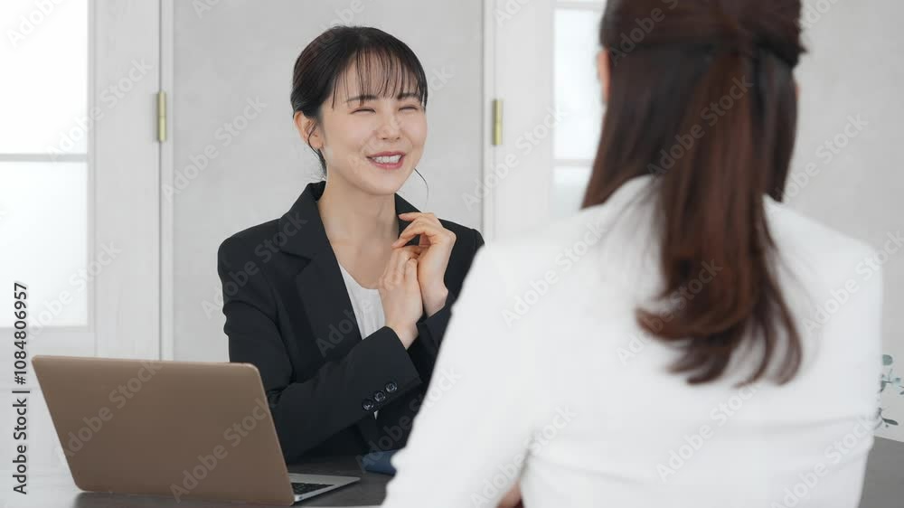 Aufkleber 女性、ビジネス、ビジネスウーマン、会議、ミーティング、打ち合わせ、話す、アドバイザー、日本人、営業、接客、販売、相談、相談員、面談、面接、採用、人材、会話、笑顔、二人、オフィス、会議室、チームワーク、パートナー、サポート、サービス、店員、スタッフ、販売員、仕事、働く、職場、スーツ、受付、窓口、事務、保険、外交員、グループ、会社員、提案、顧客、室内、訪問、インテリア、説明、若い、担当者、人物